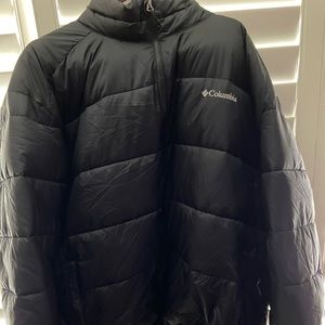 Black Columbia puffer Jacket says size 4xl but 2Xl